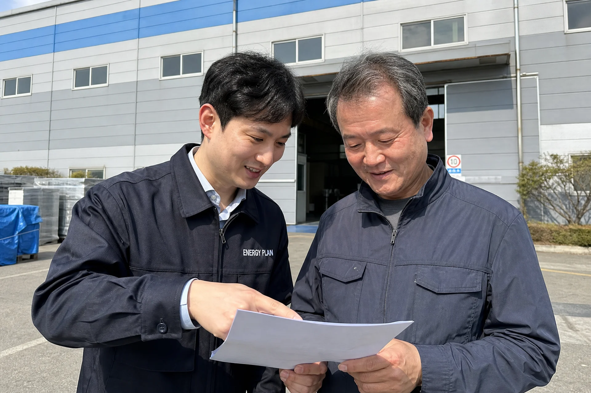 공장 현장에서 사업 검토 자료를 확인하는 모습